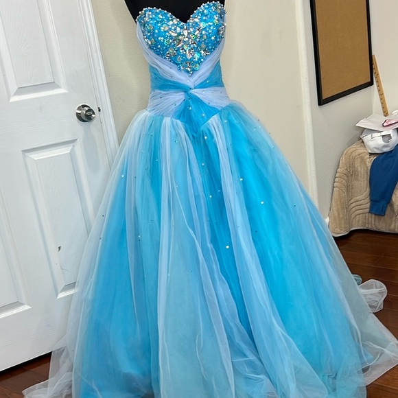 Mary’s Princess Collection Gown - Picture 1 of 9